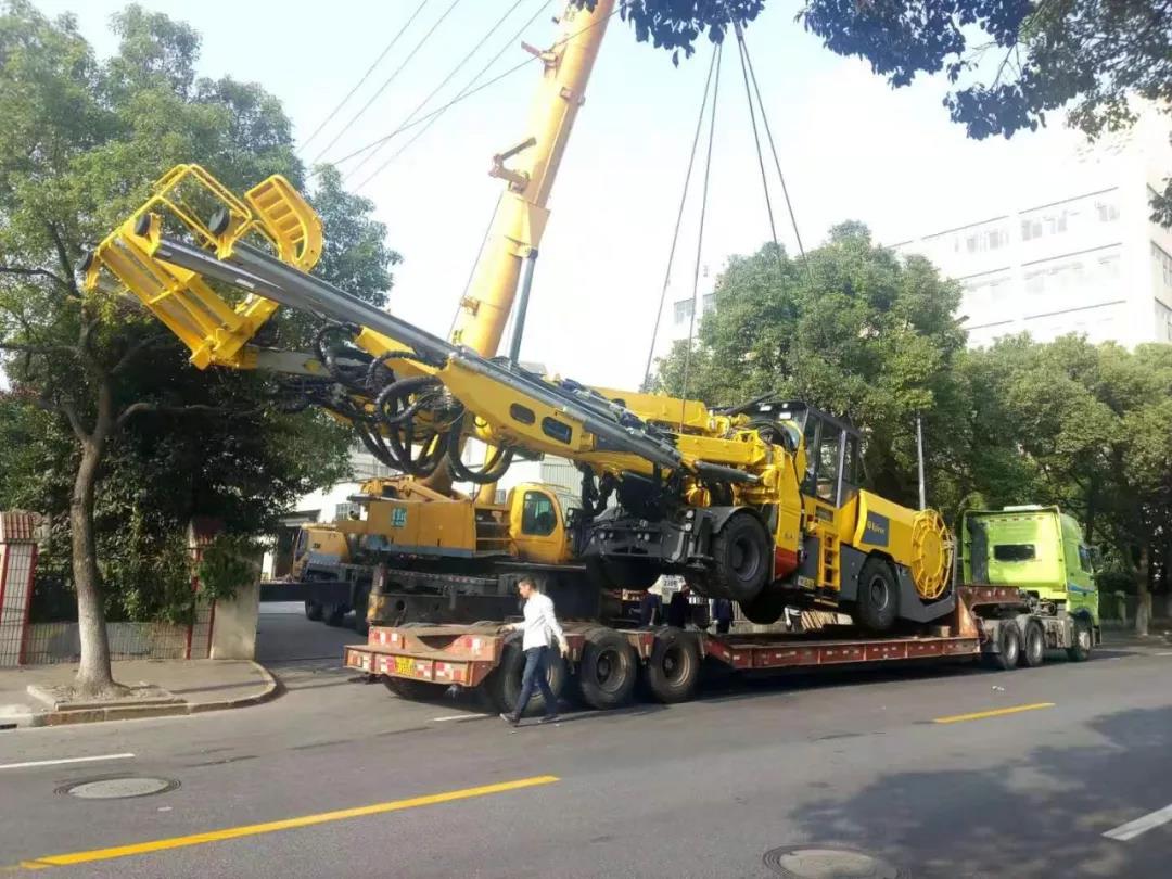 工(gōng)程機械吊裝(zhuāng)運輸