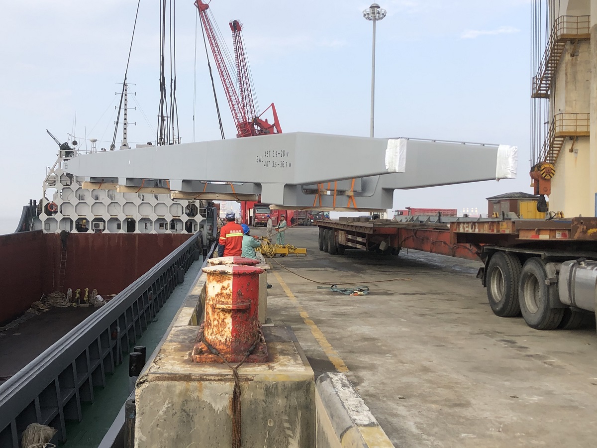 超長(cháng)船舶吊臂設備運輸